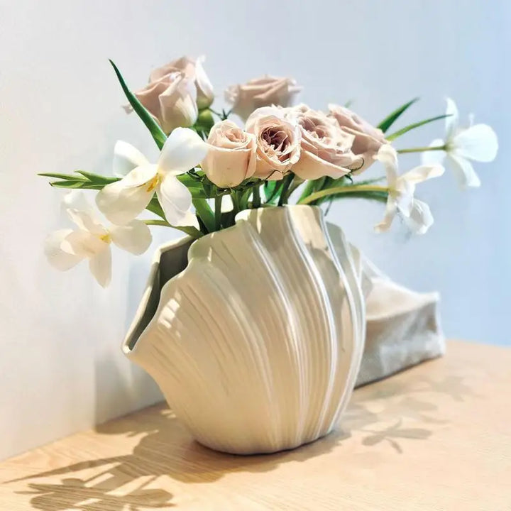Ocean Petal Shell-Inspired Ceramic Vase – Coastal Accent for Floral Arrangements